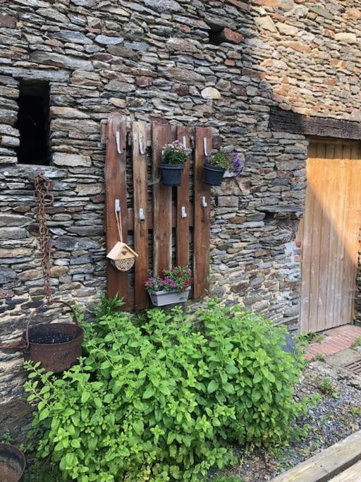 Gite De L'Hotel Castel Couvains  المظهر الخارجي الصورة